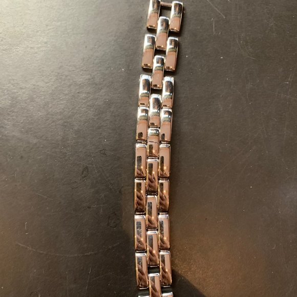 Baume & Mercier Linea 65305  Mother of Pearl Quart - Picture 2 of 3